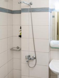 uma casa de banho com um chuveiro e um lavatório. em Konstantinos Hotel & Apartments 2 em Nydri
