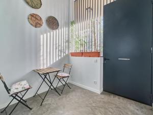 Habitación con 2 sillas, mesa y puerta en Apartment Sua Loft by Clabao, en Pamplona