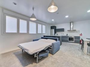a hospital bed in a room with a kitchen at Apartment Sua Loft by Clabao in Pamplona