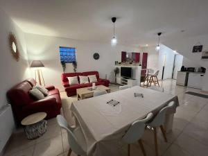 cocina y sala de estar con mesa y sillas en Sully-sur-loire: Agréable maison en centre ville en Sully-sur-Loire