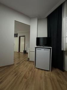 an empty room with a tv on top of a table at Özdemir Inn Otel in Balıkesir