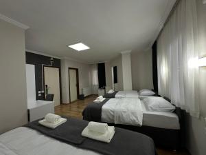 Habitación de hotel con 2 camas y toallas. en Özdemir Inn Otel, en Balıkesir