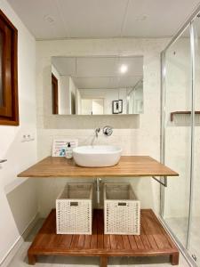 La salle de bains est pourvue d'un lavabo et d'un miroir. dans l'établissement AZ El Balcón de Rey Alfonso I, à Saragosse