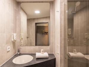 デュッセルドルフにあるB＆B ホテル デュッセルドルフ エアポートのバスルーム(シンク、シャワー付)