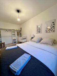 1 dormitorio con 1 cama grande y toallas azules. en Sully-sur-loire: Agréable maison en centre ville en Sully-sur-Loire