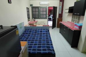 - une cuisine dotée de carrelage bleu dans la chambre dans l'établissement RTW Residence 415, à Bang O