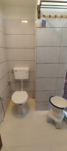uma casa de banho com um WC e um bidé em Hotel Shaswat Inn em Ahmedabad