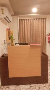 una oficina con escritorio y encimera en Hotel Shaswat Inn en Ahmedabad