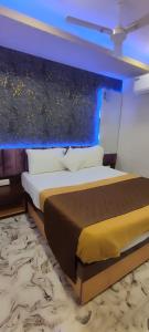 Voodi või voodid majutusasutuse Hotel Shaswat Inn toas
