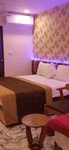 Een bed of bedden in een kamer bij Hotel Shaswat Inn