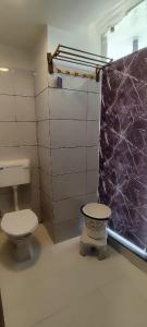 y baño con aseo y lavamanos. en Hotel Shaswat Inn en Ahmedabad