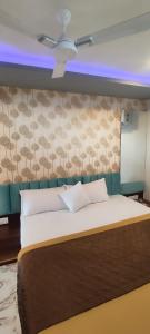 Una cama o camas en una habitación de Hotel Shaswat Inn