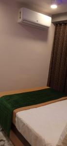 Säng eller sängar i ett rum på Hotel Shaswat Inn