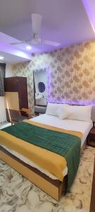 سرير أو أسرّة في غرفة في Hotel Shaswat Inn