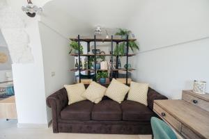 sala de estar con sofá marrón con almohadas en Trulli Greta, luxury villa with wonderful pool, en Martina Franca 54 fotos más