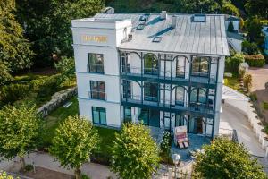 an aerial view of a white house with a blue at Villa Chloe Binz - App 1 am Kurpark, Binz Exquisit in Binz
