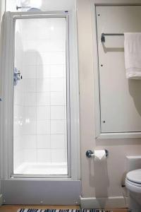 a bathroom with a shower and a toilet at Bright 2Bed Central Apartment in Milton Keynes