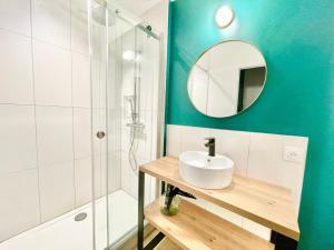 a bathroom with a sink and a shower at Nantes - Le Bellamy - Authentique - Proche Centre Ville in Nantes