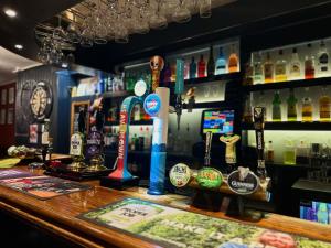 um bar com um monte de diferentes tipos de álcool em The Western em St. Ives