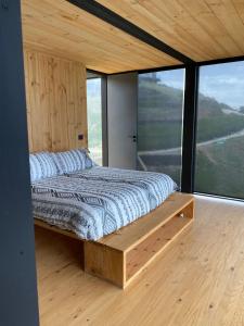 ein Schlafzimmer mit einem Bett in einem Zimmer mit Fenstern in der Unterkunft Casa Ladera, en Matanzas in Matanzas
