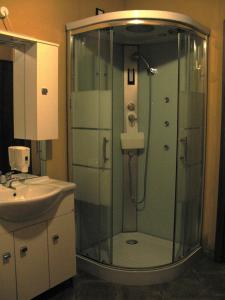 W łazience znajduje się prysznic i umywalka. w obiekcie Chalet della Rota w mieście Marone