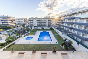 ラ・ピネーダにあるHomes & Go Los Olivosの建物内のプールの俯瞰図