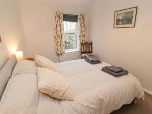 ベリック・アポン・トゥィードにある60B Castlegateのベッドルーム(白いベッド1台、窓付)