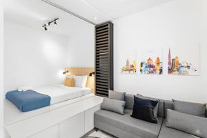1 dormitorio con 1 cama y 1 sofá en Tranquil Dubai Marina Studio by JBR Beach, Marina Mall, Metro, en Dubái