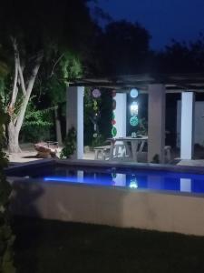Una piscina en un patio por la noche. en Prince Albert Cottage, en Prince Albert
