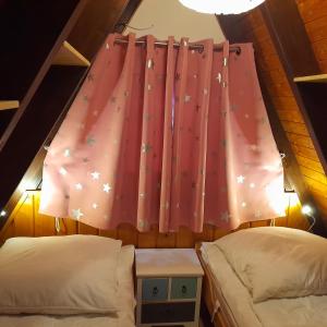 Cette chambre comprend 2 lits et une fenêtre avec des étoiles. dans l'établissement Eifeler Finnhaus mit Sauna, à Dockweiler