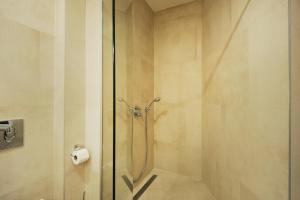 Un baño de Silver & Gold Luxury Rooms