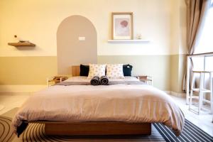 een slaapkamer met een groot bed in een kamer bij KL Art Nouveau Suite, MRT, Free Parking, Self Check In in Petaling Jaya