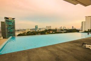 een groot zwembad op het dak van een gebouw bij KL Art Nouveau Suite, MRT, Free Parking, Self Check In in Petaling Jaya
