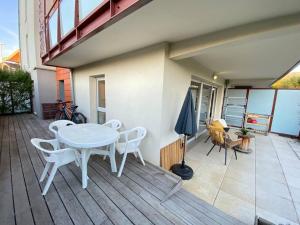 patio con tavolo e sedie bianchi su una terrazza di Maïs Cottage, terrasse ensoleillée avec vue ! ad Annecy