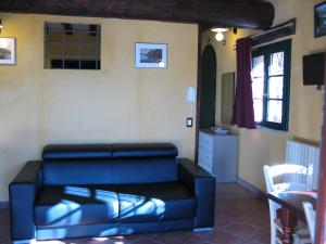 uma sala de estar com um sofá de couro preto em Chalet della Rota em Marone