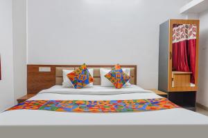 Postel nebo postele na pokoji v ubytování FabHotel Lake View - chinmaya vitthal mandir