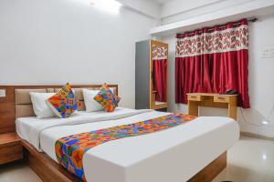 Postel nebo postele na pokoji v ubytování FabHotel Lake View - chinmaya vitthal mandir