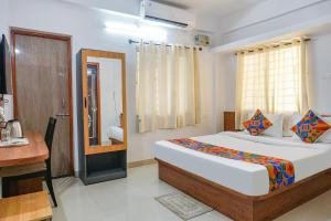 Postel nebo postele na pokoji v ubytování FabHotel Lake View - chinmaya vitthal mandir