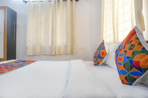 Postel nebo postele na pokoji v ubytování FabHotel Lake View - chinmaya vitthal mandir