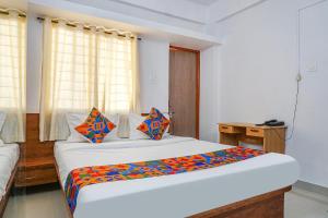Postel nebo postele na pokoji v ubytování FabHotel Lake View - chinmaya vitthal mandir