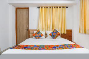 Postel nebo postele na pokoji v ubytování FabHotel Lake View - chinmaya vitthal mandir