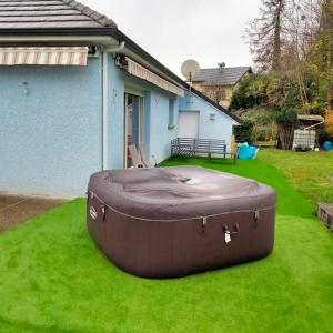 una cama elástica de gran tamaño en un patio junto a una casa en Chambre chez l habitant 2 en Moumour