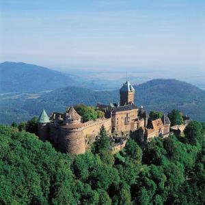 ein Schloss auf einem Hügel mit Bäumen in der Unterkunft My Cosy Room in Hoenheim