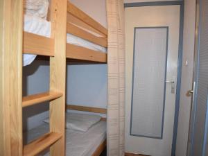 Våningssäng eller våningssängar i ett rum på Appartement Font-Romeu-Odeillo-Via, 2 pièces, 6 personnes - FR-1-580-36