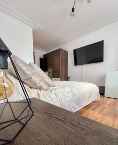 una camera con letto e TV a schermo piatto di SeTra Studio Poiana Brașov a Poiana Brasov
