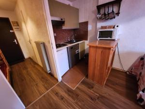 Η κουζίνα ή μικρή κουζίνα στο AI208 Studio 4 Pers Proche base de loisirs Carroz +12 φωτογραφίες