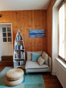 ein Wohnzimmer mit Sofa und Bücherregal in der Unterkunft Home Sweet Home in Brest