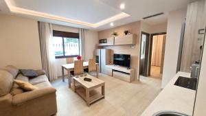 salon z kanapą i stołem w obiekcie Apartamentos Vacacionales Joctis, Bajo A w mieście Fuengirola