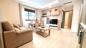 salon z kanapą i stołem w obiekcie Apartamentos Vacacionales Joctis, Bajo A w mieście Fuengirola +11 zdjęć