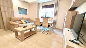 Telewizja i/lub zestaw kina domowego w obiekcie Apartamentos Vacacionales Joctis, Bajo A